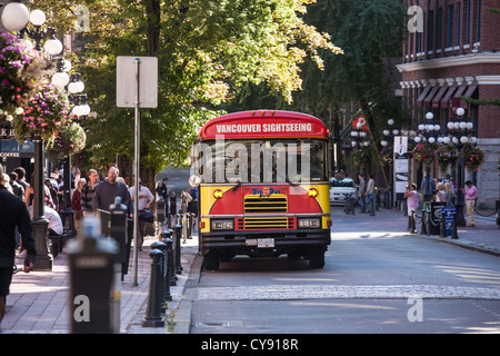 Touristen und Tour-Bus, voll Straßenszene, Gastown, Vancouver, CA Stockfoto