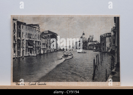 Ein Blick auf den Canal Grande in Venedig in einer alten Ansichtskarte Stockfoto