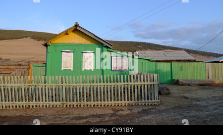 Ein Haus in Bolshoe Goloustnoe am Ufer des Baikalsees, Russland. Stockfoto