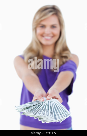 Fan von Banknoten, die durch eine blonde Frau statt Stockfoto