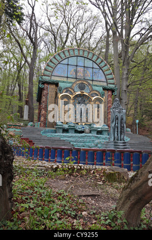 Reich verzierten Brunnen von Ernst Fuchs auf dem Gelände der Otto Wagner Villa (Villa Wagner ich), Hüttelbergstraße 26, Wien, Österreich. Stockfoto