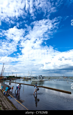 Flut an Tollesbury Überschwemmungen Straße Stockfoto