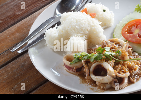 Tintenfisch gebraten mit Knoblauch und Reis in Muster Bär auf weißen Teller Stockfoto
