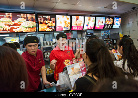 Beschäftigt McDonald in Shanghai, China Stockfoto