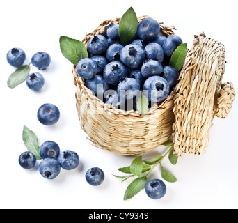 Heidelbeeren in einem Korb auf einem weißen Hintergrund. Stockfoto