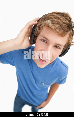 Fisheye Ansicht einer blonden Studentin mit Kopfhörern Stockfoto