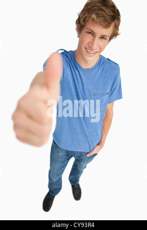 Fisheye Ansicht eines männlichen Studenten der Daumen-up Stockfoto