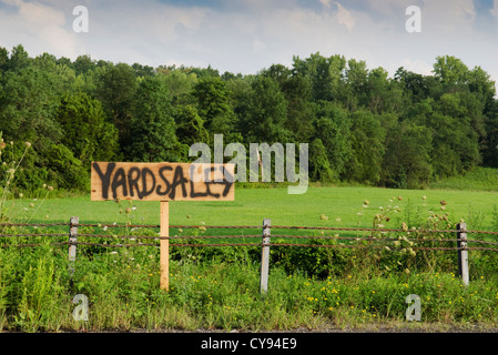 Yard Sale Zeichen auf Landstraße Stockfoto