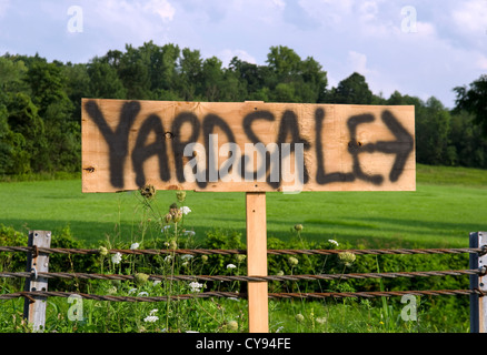 Yard Sale Zeichen auf Landstraße Stockfoto