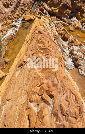 Detail des verschmutzten Flussbett des Mosteirao, nachgeschaltete verlassenen Pyrit-Mine von S. Domingos, Mértola, Portugal Stockfoto