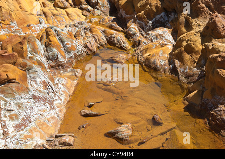 Detail des verschmutzten Flussbett des Mosteirao, nachgeschaltete verlassenen Pyrit-Mine von S. Domingos, Mértola, Portugal Stockfoto