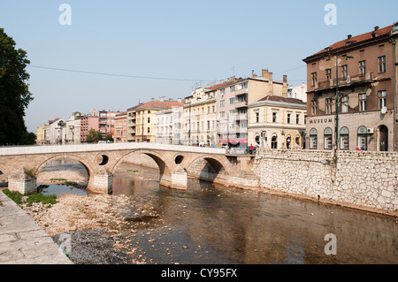Latein-Brücke - osmanische Brücke über dem Fluss Miljacka, Sarajevo, Bosnien und Herzegowina Stockfoto