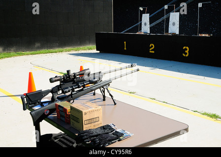 Sniper-Gewehr und Schrotflinte an FBI Schießstand in Chicago, Illinois, USA. Stockfoto