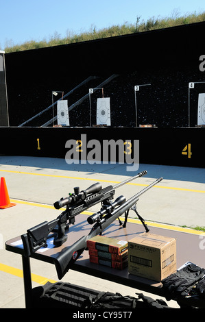 Sniper-Gewehr und Schrotflinte an FBI Schießstand in Chicago, Illinois, USA. Stockfoto