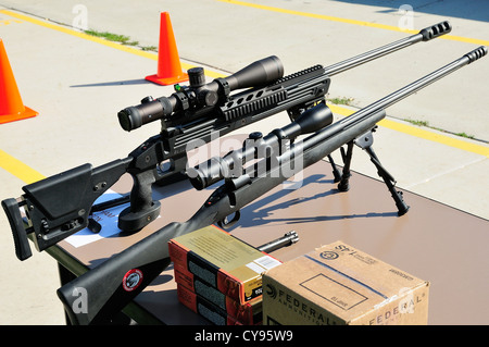 Sniper-Gewehr und Schrotflinte an FBI Schießstand in Chicago, Illinois, USA. Stockfoto