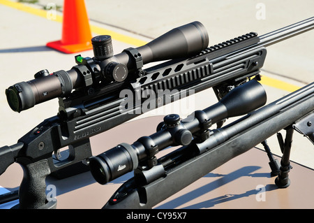 Sniper-Gewehr und Schrotflinte an FBI Schießstand in Chicago, Illinois, USA. Stockfoto