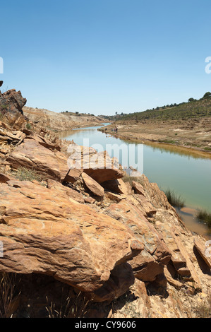 Detail des verschmutzten Flussbett des Mosteirao, nachgeschaltete verlassenen Pyrit-Mine von S. Domingos, Mértola, Portugal Stockfoto