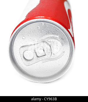 rotes Getränk kann mit Wassertropfen auf weißem Hintergrund Stockfoto