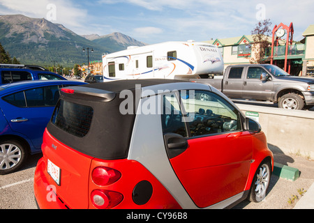 Der Kontrast zwischen klein, Smart Auto und einen großen Pickup-Truck und Trailer in Jasper, Kanada. Stockfoto