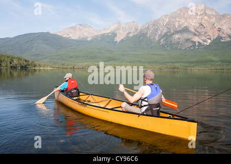 Vater und Sohn in einem kanadischen Kanu am Pyramid Lake in der Nähe von Jasper, kanadischen Rocky Mountains. Stockfoto