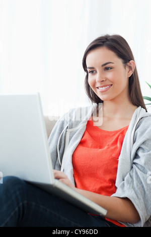 Eine Nahaufnahme einer Frau mit ihrem laptop Stockfoto