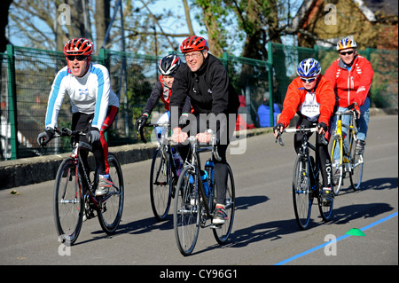 Radfahrer mit dem Training Track in Preston Park, der nur harte Strecke in Sussex Stockfoto