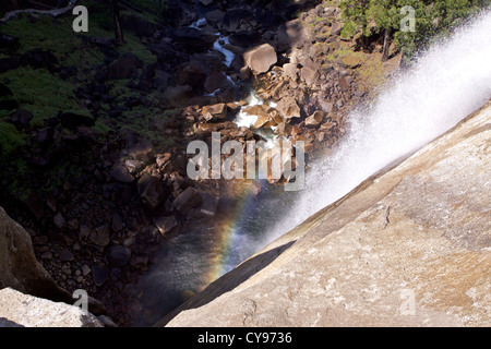 Ein Regenbogen, geschaffen nach dem Spray und Nebel am Fuße des Vernal Falls am Ende der "Nebel Trail" im Yosemite Nationalpark Stockfoto