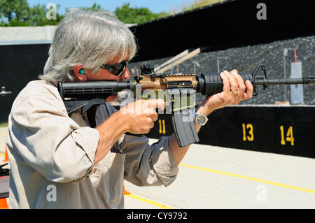 Schütze-Test brennen automatische Gewehr beim FBI Schießstand in Chicago, Illinois, USA. Identität durch Anfrage verborgen. Stockfoto