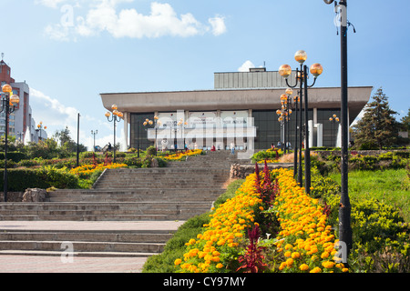 Treppe mit Licht und Gebäude Lipetsk State Academic Drama Theater benannt nach LN Tolstoi in Lipetsk, Russland Stockfoto