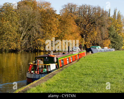 Hausboote, festgemacht an der Themse von Abingdon Brücke 37 Stockfoto