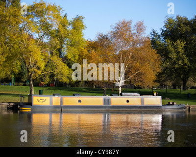 Hausboote, festgemacht an der Themse von Abingdon Brücke 33 Stockfoto