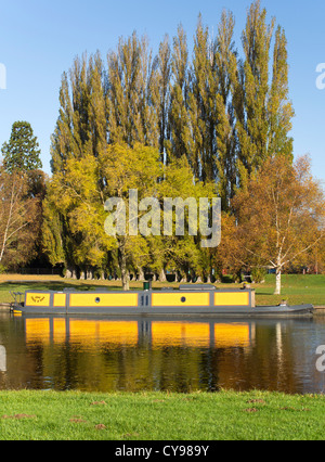 Hausboote, festgemacht an der Themse von Abingdon Brücke 30 Stockfoto