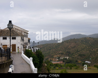 (Calle) Balcon de Adarve in Priego de Cordoba Andalusien ist ein Balkon mit Panoramablick auf die Landschaft Stockfoto