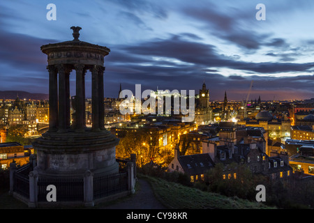 Die Aussicht vom Calton Hill über das Zentrum von Edinburgh in der Dämmerung an einem Herbstabend, Schottland Stockfoto