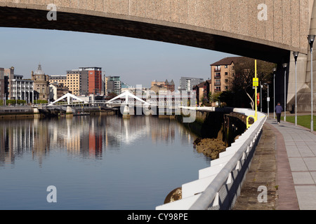 Blick nach Osten unter der Kingston Bridge am Südufer des Flusses Clyde zum Stadtzentrum von Glasgow, Schottland, Großbritannien Stockfoto