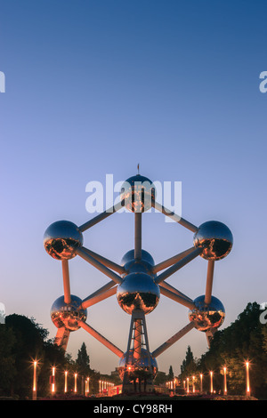 Das Atomium in Brüssel, bauen für die World Expo in 1958 nach Sonnenuntergang im Licht leuchten. Stockfoto