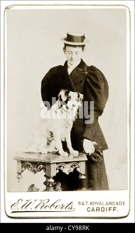 Viktorianische junge Frau mit Hundestudio Porträt um 1890 von Fotograf E.W. Roberts aus Cardiff, South Wales, Großbritannien