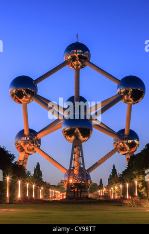 Das Atomium in Brüssel, bauen für die World Expo in 1958 nach Sonnenuntergang im Licht leuchten. Stockfoto