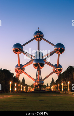 Das Atomium in Brüssel, bauen für die World Expo in 1958 nach Sonnenuntergang im Licht leuchten. Stockfoto