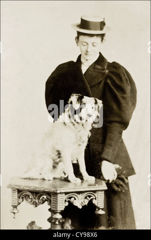 Viktorianische junge Frau mit Hundestudio Porträt um 1890 von Fotograf E.W. Roberts aus Cardiff, South Wales, Großbritannien