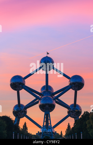 Das Atomium in Brüssel, bauen für die World Expo in 1958 nach Sonnenuntergang im Licht leuchten. Stockfoto