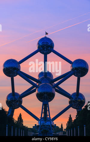 Das Atomium in Brüssel, bauen für die World Expo in 1958 nach Sonnenuntergang im Licht leuchten. Stockfoto