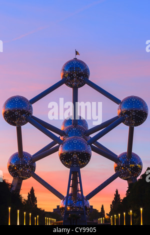 Das Atomium in Brüssel, bauen für die World Expo in 1958 nach Sonnenuntergang im Licht leuchten. Stockfoto