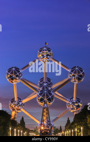 Das Atomium in Brüssel, bauen für die World Expo in 1958 nach Sonnenuntergang im Licht leuchten. Stockfoto