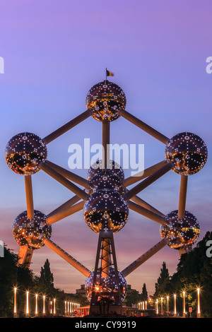 Das Atomium in Brüssel, bauen für die World Expo in 1958 nach Sonnenuntergang im Licht leuchten. Stockfoto