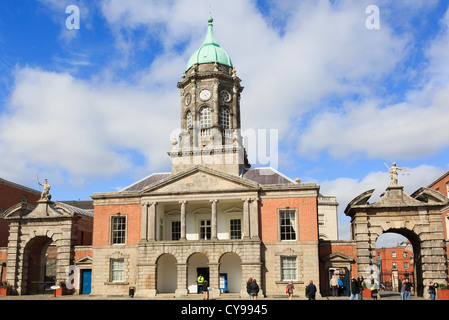 Tapferkeit und Gerechtigkeit Tore neben Bedford Turm in Dublin großen Burghof mit Touristen aus dem 18. Jahrhundert. Irland, Eire Stockfoto