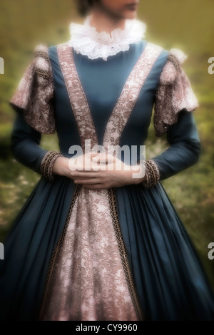 eine Frau in einem Renaissance Kleid auf einer Wiese Stockfoto