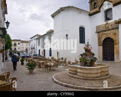 Iglesia de Nuestra Señora De La Asunción Seiteneingang. Gelegen in Priego de Cordoba in Andalusien Spanien, Brunnen und café Stockfoto