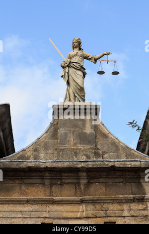 Statue von Dame Justiz holding Waagen über dem Eingangstor in Dublin Castle. Dublin, Republik Irland, Eire. Stockfoto