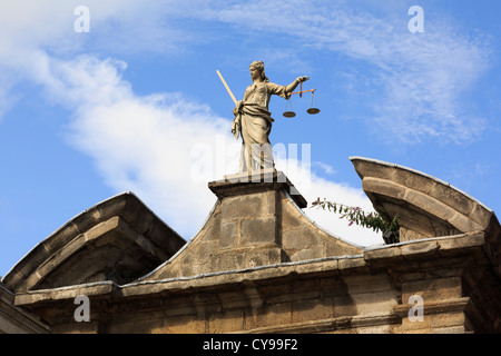 Dublin, Republik Irland, Eire. Statue der Justitia mit Waage über dem Eingangstor im Dublin castle Stockfoto
